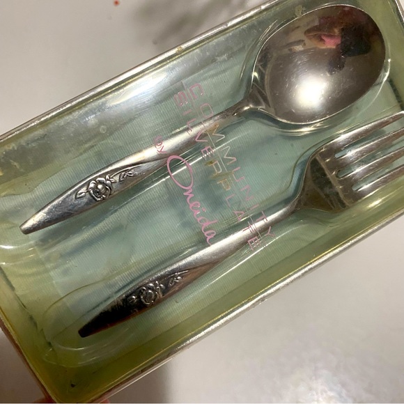 Oneida Childrens Flatware Set - Picture 2 of 3